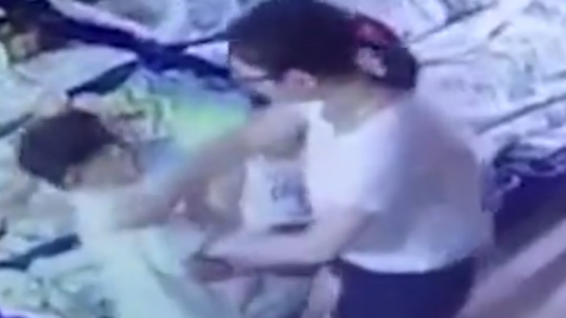22-годишна възпитателка в детска градина дупчи деца с кламери, за да ги накара да спят