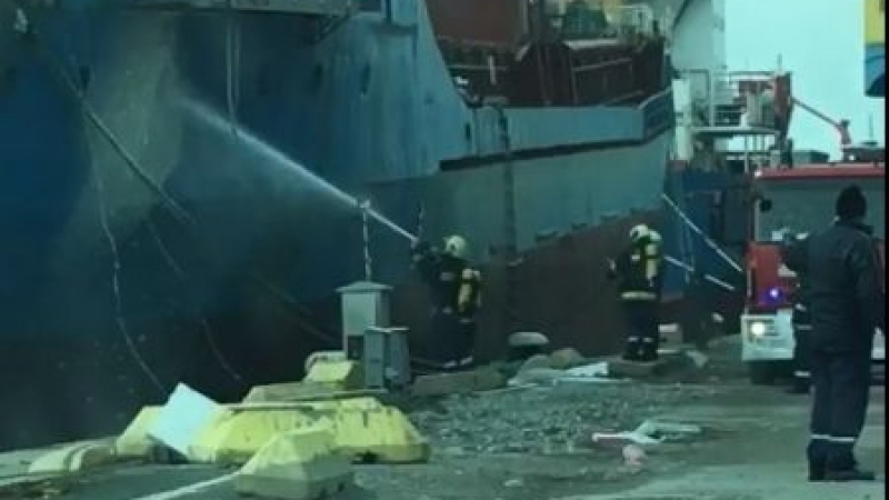 Извънредно! Арестуваният кораб Lady Bo пламна на бургаското пристанище! Има бедстващи моряци (ВИДЕО)
