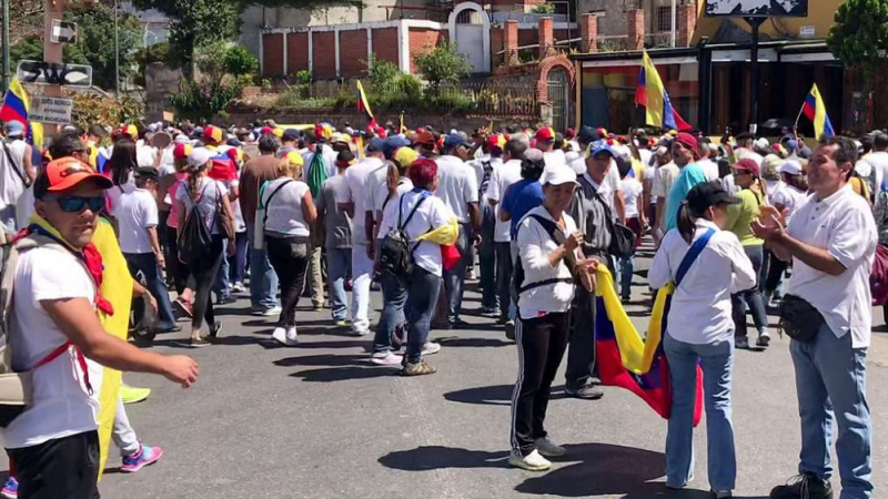 Напрежението ескалира! Военни откриха огън срещу протестиращи във Венецуела, хиляди обграждат казармите в Каракас (СНИМКИ/ВИДЕО)