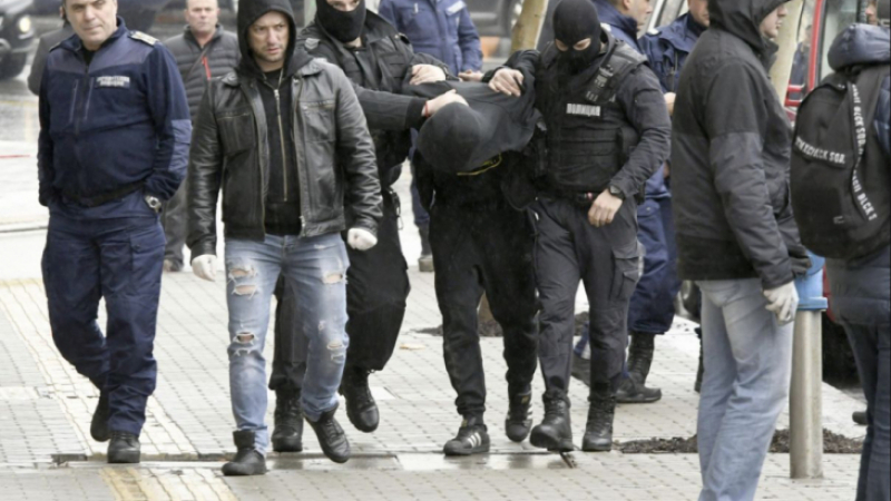 Проговориха полицаите, пострадали при страшния екшън с дрогиран пишлигар в центъра на София! (СНИМКИ)