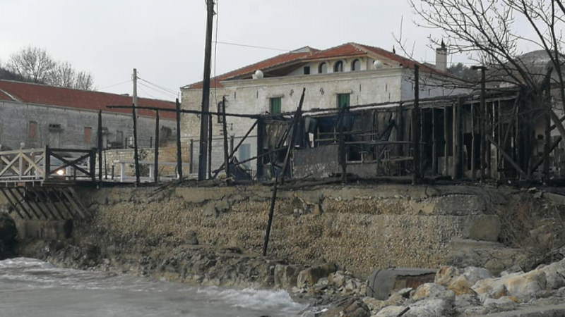 Знаково заведение край морския бряг в Каварна изгоря до основи (СНИМКИ)