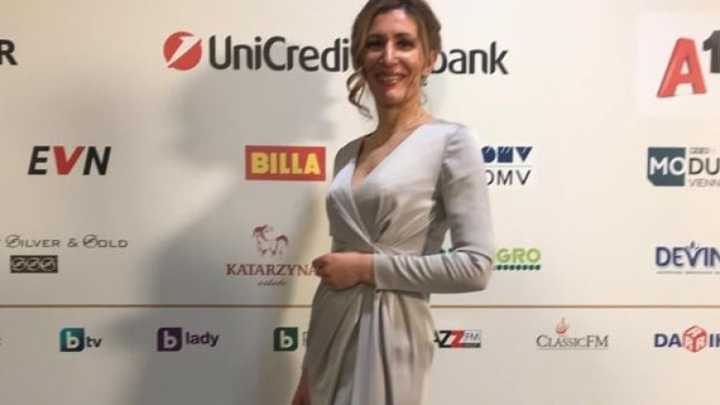 Министърът на туризма Николина Ангелкова грейна в стилна рокля на Виенския бал в София (СНИМКИ)