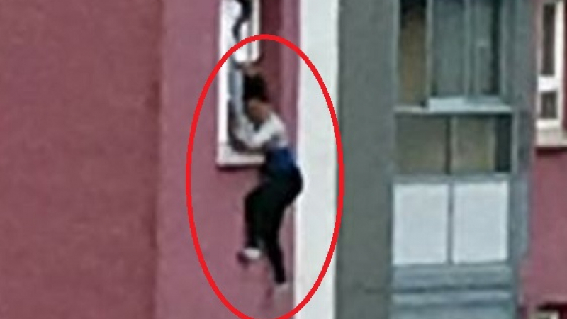 Ужас в Глазгоу! Чернокож провеси за косата жена от висока сграда, тя пищи и се бори за живота си, но… (СНИМКИ)
