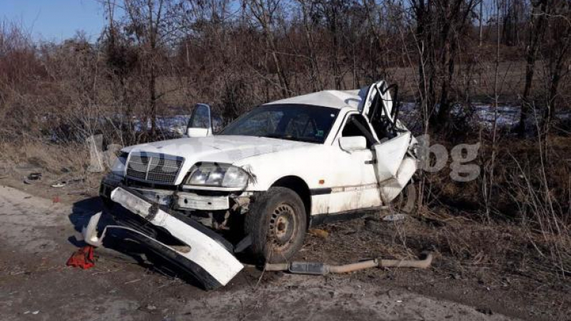 Тежка катастрофа между Мездра и Враца, колите са размазани (СНИМКИ)