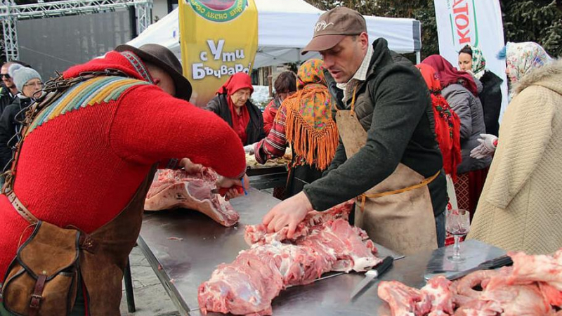 Рекорд в Банско! Ути и кметът сготвиха 200 кила капама! (СНИМКИ)