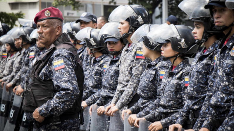 На границата с Колумбия започнаха сблъсъци на венецуелски опозиционери и военни (ВИДЕО)