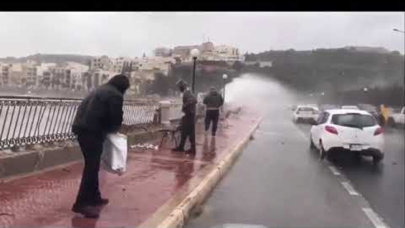 Уникално: Риби покриха улиците в Малта (ВИДЕО)