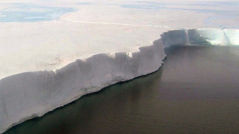НАСА бие тревога: Айсберг с размерите на два града като Ню Йорк се откъсва в Антарктида