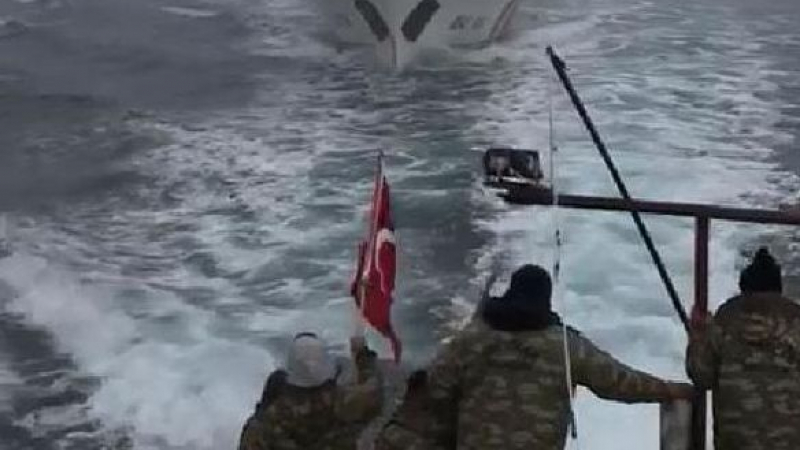 Извънредна ситуация в Черно море: Румънската брегова охрана откри огън по турски кораб! (СНИМКИ/ВИДЕО)