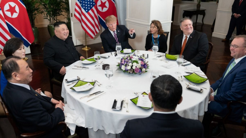 Извънредно от ключовата среща: В луксозен хотел Тръмп обеща на Ким "брилянтно бъдеще" на КНДР, но само, ако... (СНИМКИ/ВИДЕО)