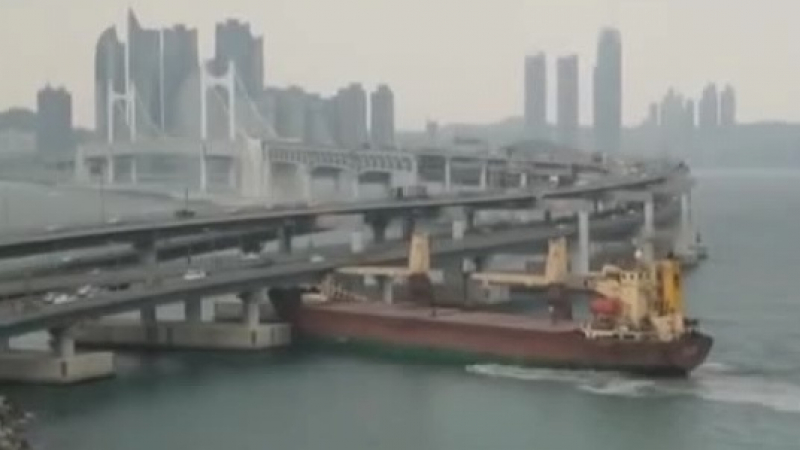 Пиян руски капитан заби кораба си в мост 