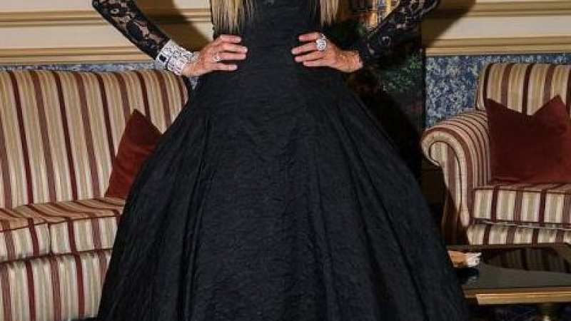 Супермоделът Ел Макферсън блесна в българска рокля (СНИМКИ) 