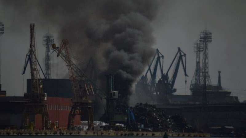 Извънредно! Огромен пожар гори в района на кораборемонтния завод под Аспаруховия мост във Варна (СНИМКИ)