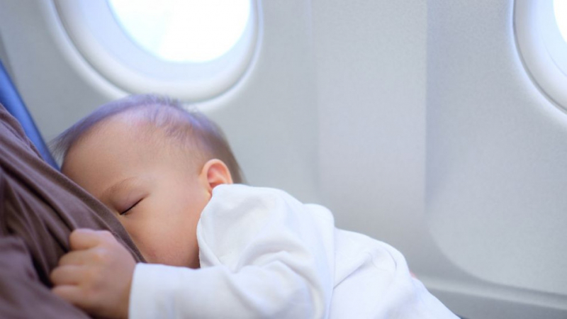 Майка с бебенце направи нещо невероятно в самолет и се превърна в интернет сензация (СНИМКИ)
