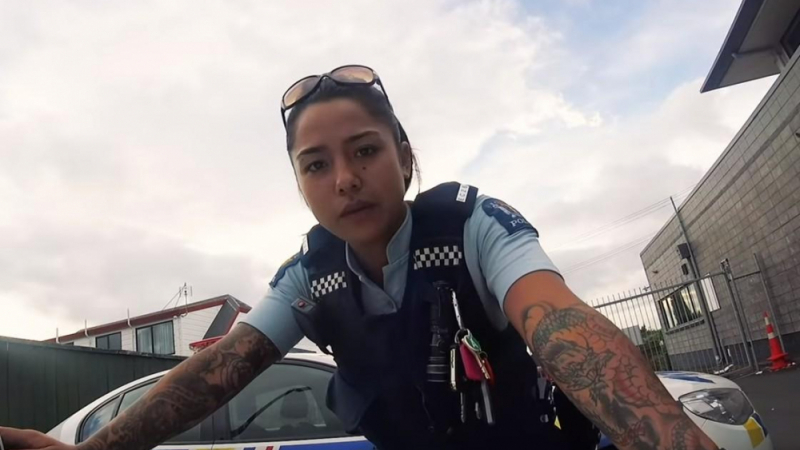 Тази секси полицайка има хиляди фенове! Мечтаят си как ги арестува (СНИМКИ/ВИДЕО)