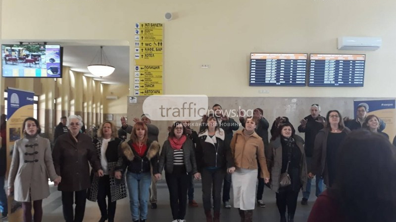 Туристи останаха изумени от това, което видяха на гарата в Пловдив (ВИДЕО)