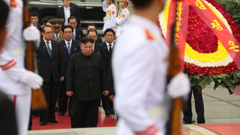 Ким Чен-ун се поклони пред мумията на Хо Ши Мин и отпраши с влака към вкъщи (СНИМКИ)