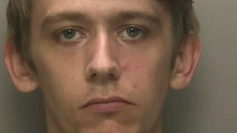 Британски ченгета влетяха призори в дома на педофил и го завариха да мърсува с дрогирано момченце