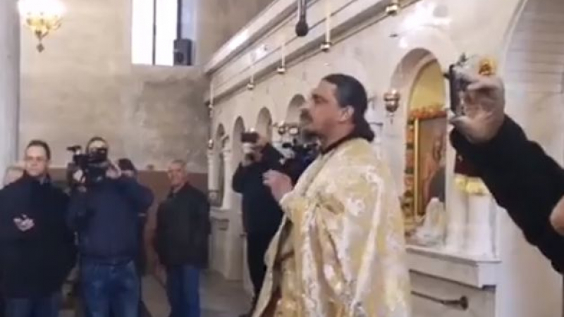 Страшен скандал в Петрич навръх празника! Миряни нахлуха в църквата и закрещяха... (ВИДЕО) 