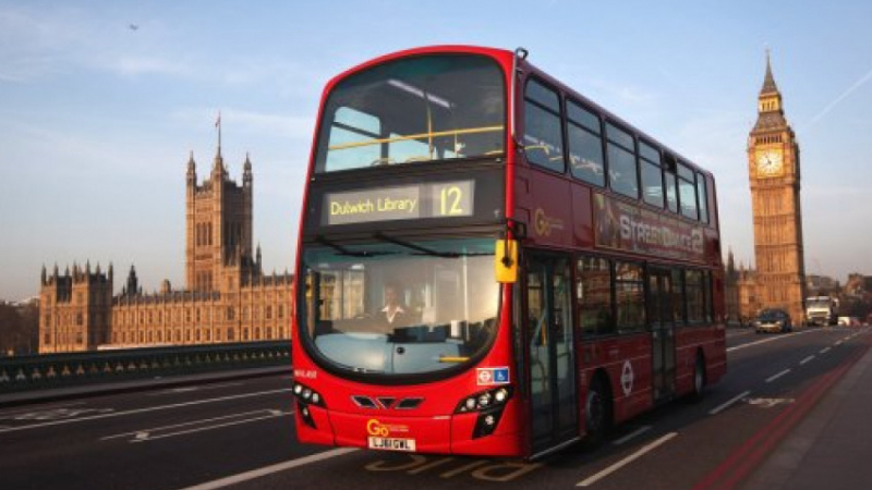 Мъж влезе да чисти автобус в Лондон, а вътре попадна на най-неочакваната находка