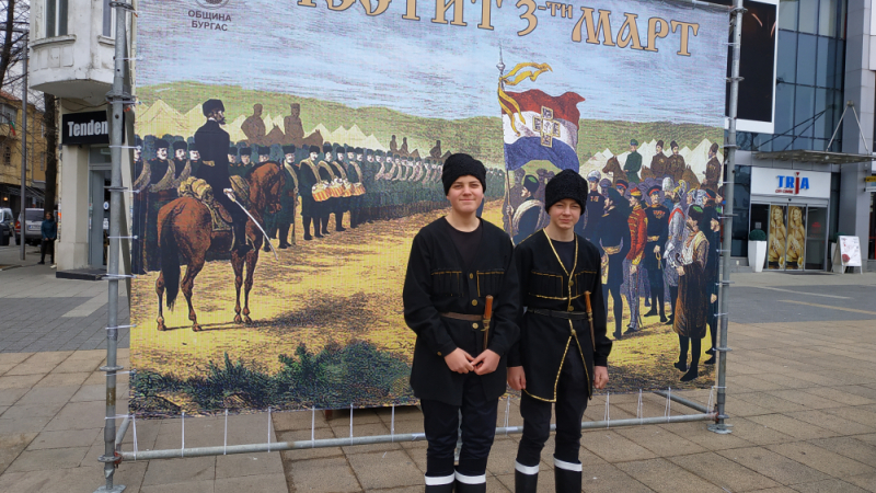 Мила гледка: Красиви въстанички в униформи се появиха в Бургас (СНИМКИ)