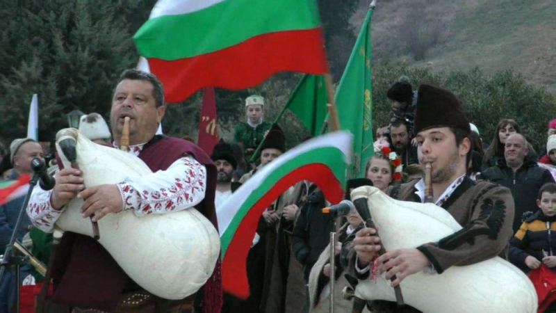 БЛИЦ TV: Калофер поздрави България за 3 март с уникалните си гайди и космическия глас на Валя Балканска (СНИМКИ)