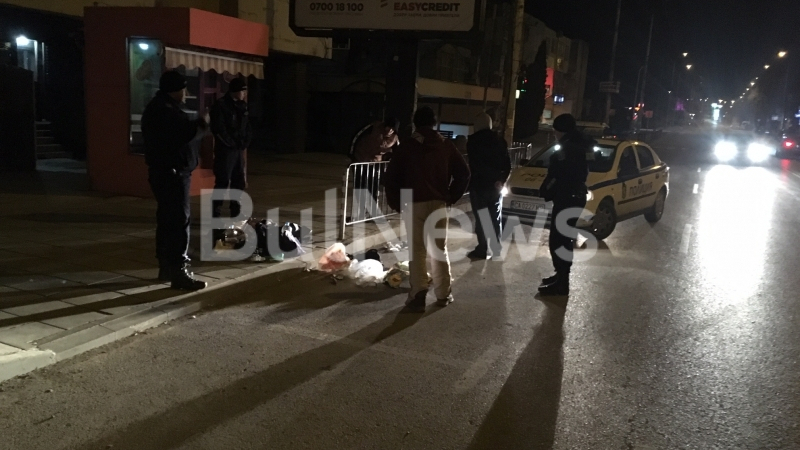 Среднощен екшън! Полицаи натръшкаха трима на булевард във Враца (СНИМКИ)