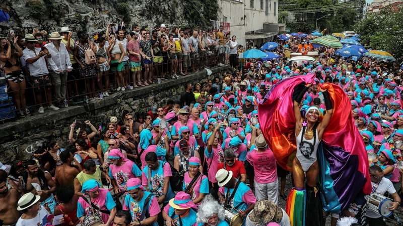НА ЖИВО: Карнавалът в Рио де Жанейро се вихри с пълна сила