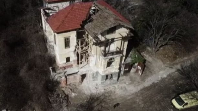 Тъжно! Събират дарения за порутената къща на най-големите дарители на България