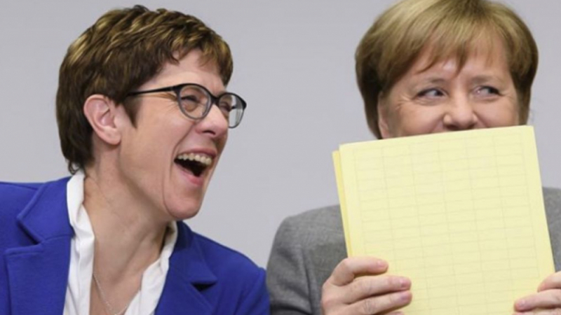 Наследничката на Меркел пусна плоска шегичка за тоалетните за третополовите, джендърите я разкъсаха 