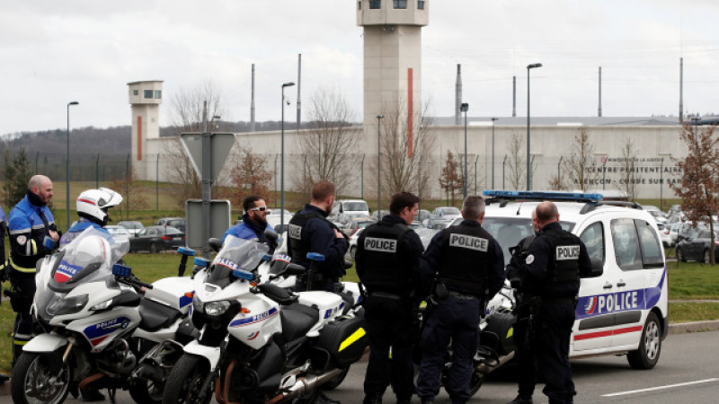 Терор във Франция: Затворник с нож в ръка крещи "Аллах е велик" - рани двама!