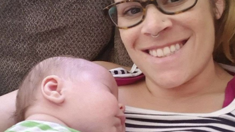 Кърмачка с 10-месечно бебе на ръце пусна няколко снимки в мрежата и се превърна в истинска героиня