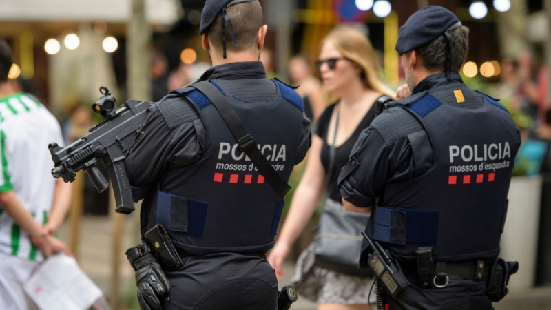 Паника в Барселона: Луд вилнее с нож, иска да ръга полицаи