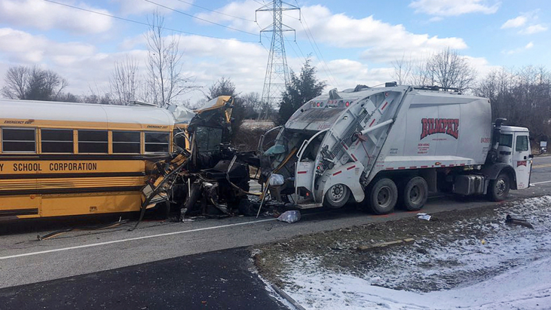 Училищен автобус се вряза в боклукчийски камион в САЩ, има десетки пострадали (СНИМКИ)