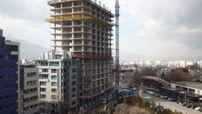 От птичи поглед: Дрон засне как никне като гъба небостъргачът „Златен век“ в София (ВИДЕО)