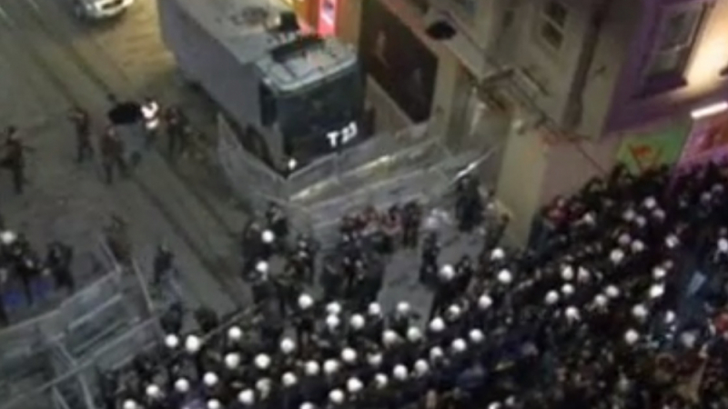 Полицията разпръсна със сълзотворен газ осмомартенска демонстрация в Истанбул