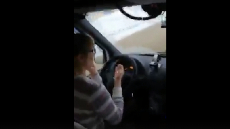 ВИДЕО: Момиче, каращо маршрутка, шофира с лактите си и говори по телефона