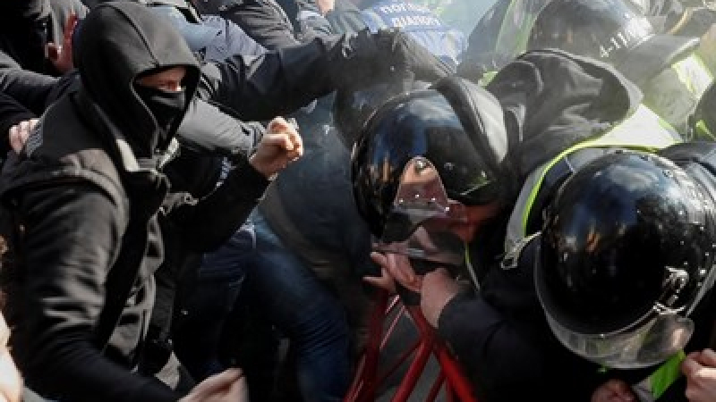 Кървави сблъсъци на предизборна проява на Порошенко (СНИМКИ)