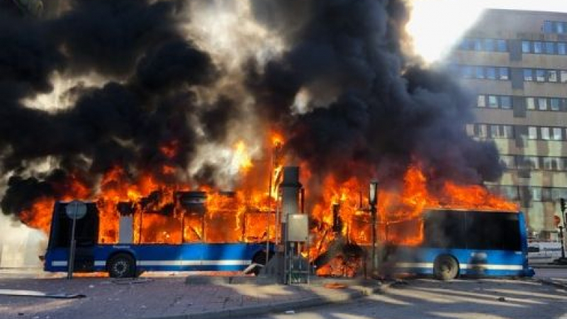 Ужас в центъра на Стокхолм! Автобус се вряза в тунел, последва адска експлозия (СНИМКИ/ВИДЕО)