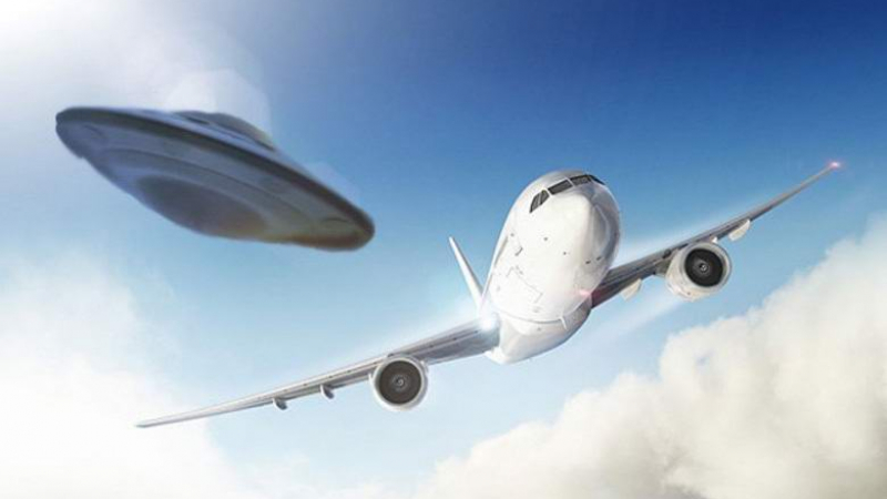 Впечатляваща летяща чиния бе запечатана на ВИДЕО от пътник на самолет