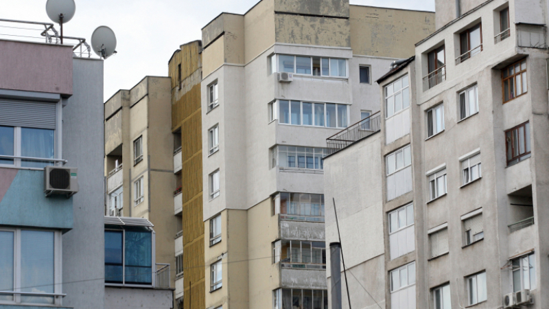 Семейства от Плевен си изпатиха жестоко с апартаментите, в които живеят ВИДЕО