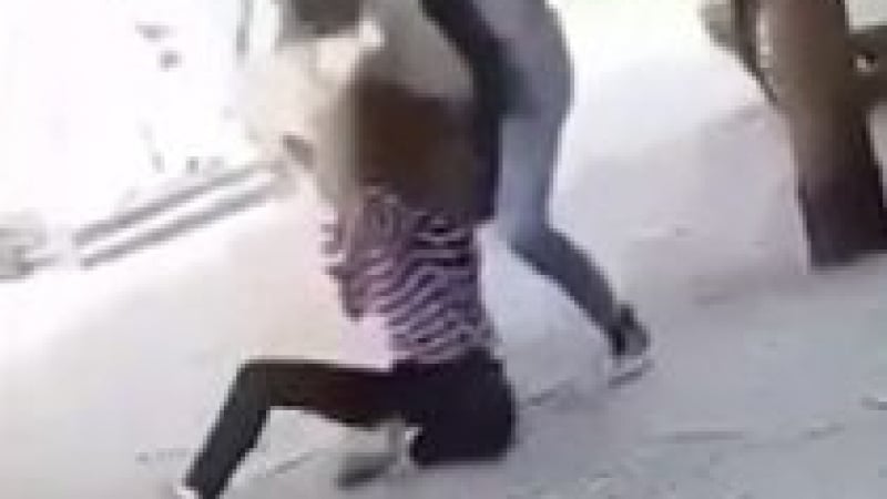 Брутално: 15-годишна габровка смля от бой съученичка - рита я в главата, повали я на земята, а после... (СНИМКИ/ВИДЕО 18+)