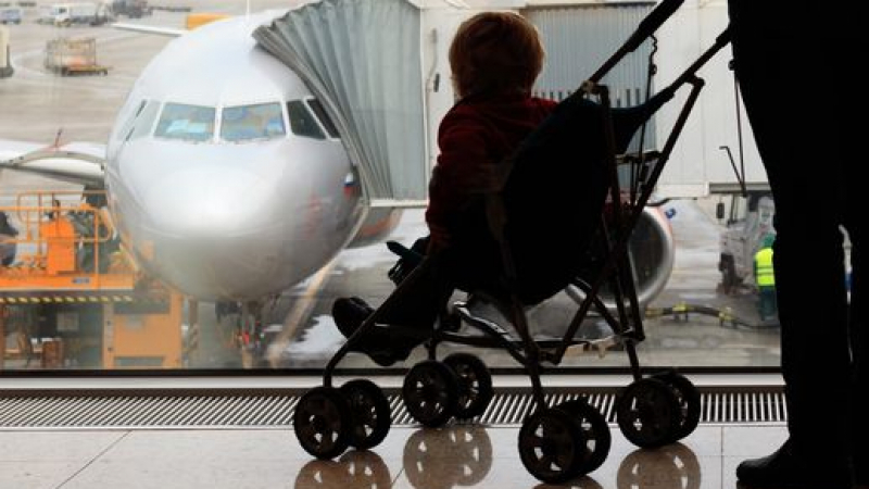 За пръв път в историята: Самолет направи обратен завой и кацна извънредно заради забравено бебе