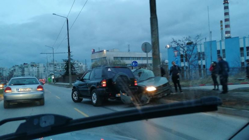 Зверска катастрофа между джип и кола във Варна, ето какво се случва (СНИМКА)