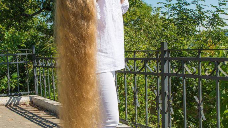 Като Рапунцел! Естествено русо момиче постави рекорд за тийнейджърка с най-дълга коса (СНИМКИ/ВИДЕО)