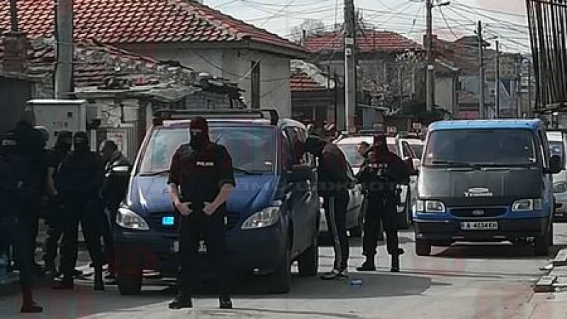 Жандармерия щурмува циганския кв. "Кумлука" в Бургас, ромски барон и свитата му са арестувани (СНИМКИ)