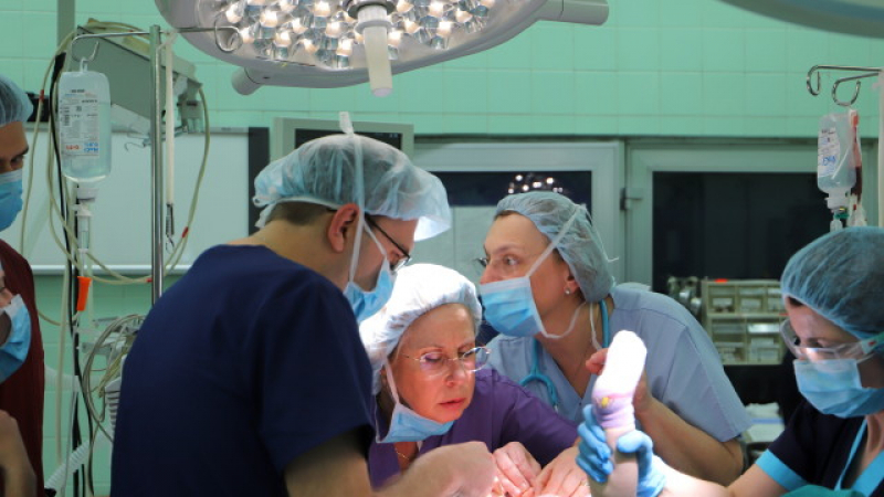 Лекари от ВМА и „Пирогов” извършиха уникална операция на малко бебе с тумор 