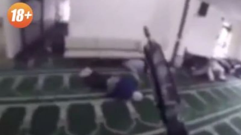 Ужасяващо ВИДЕО 18+ от касапницата в джамията, килърът снима как разстрелва десетки мюсюлмани 