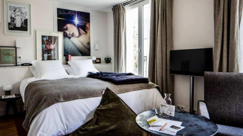 Какво е да преспиш в най-секси хотела в най-мръснишкия квартал на Париж (СНИМКИ)