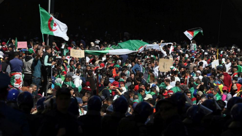Невиждана досега демонстрация в Алжир, стотици хиляди излязоха на улиците 